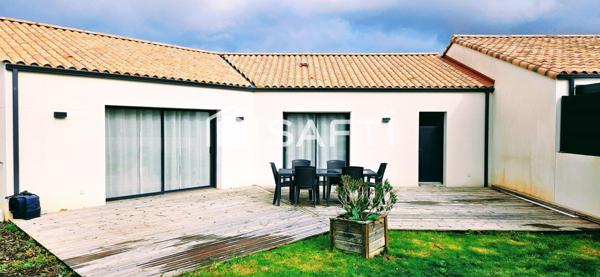 Maison contemporaine de plain-pied avec 3 chambres.
