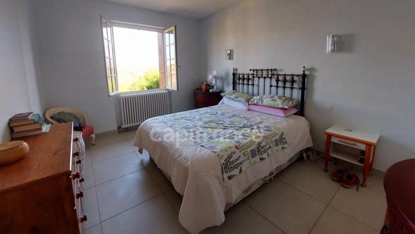 Maison familiale de 244m² à Belvès, 8 pièces, 5 chambres, avec vue dégagée et appartement spacieux indépendant, terrain de 3088m².