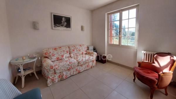 Maison familiale de 244m² à Belvès, 8 pièces, 5 chambres, avec vue dégagée et appartement spacieux indépendant, terrain de 3088m².