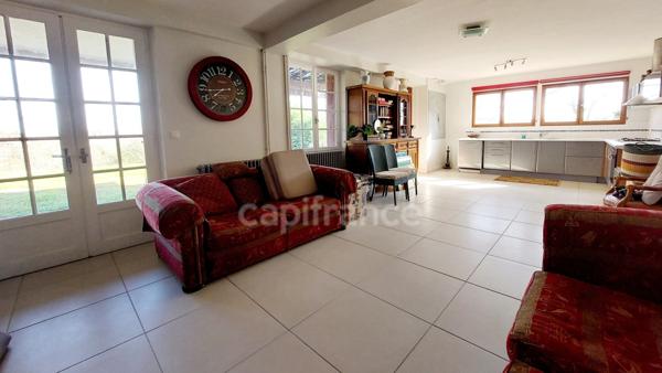 Maison familiale de 244m² à Belvès, 8 pièces, 5 chambres, avec vue dégagée et appartement spacieux indépendant, terrain de 3088m².