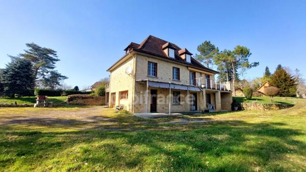 Maison familiale de 244m² à Belvès, 8 pièces, 5 chambres, avec vue dégagée et appartement spacieux indépendant, terrain de 3088m².