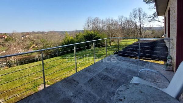 Maison familiale de 244m² à Belvès, 8 pièces, 5 chambres, avec vue dégagée et appartement spacieux indépendant, terrain de 3088m².