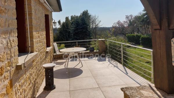 Maison familiale de 244m² à Belvès, 8 pièces, 5 chambres, avec vue dégagée et appartement spacieux indépendant, terrain de 3088m².