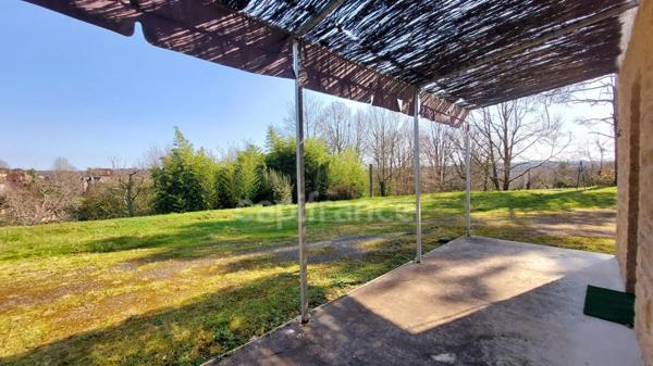 Maison familiale de 244m² à Belvès, 8 pièces, 5 chambres, avec vue dégagée et appartement spacieux indépendant, terrain de 3088m².