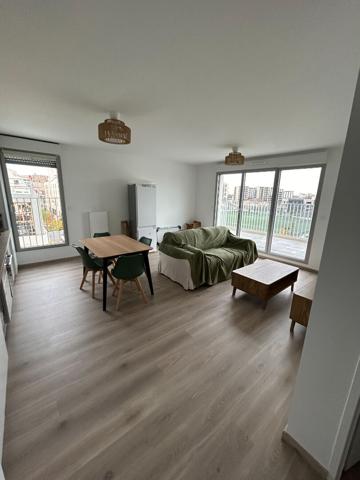 33100 BORDEAUX - APPARTEMENT  MEUBLE TROIS PIECES AVEC TERRASSE ET PLACE DE PARKING