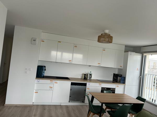 33100 BORDEAUX - APPARTEMENT  MEUBLE TROIS PIECES AVEC TERRASSE ET PLACE DE PARKING