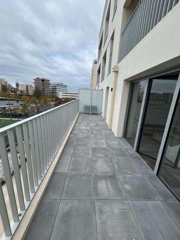 33100 BORDEAUX - APPARTEMENT  MEUBLE TROIS PIECES AVEC TERRASSE ET PLACE DE PARKING