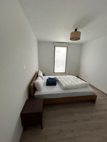 33100 BORDEAUX - APPARTEMENT  MEUBLE TROIS PIECES AVEC TERRASSE ET PLACE DE PARKING