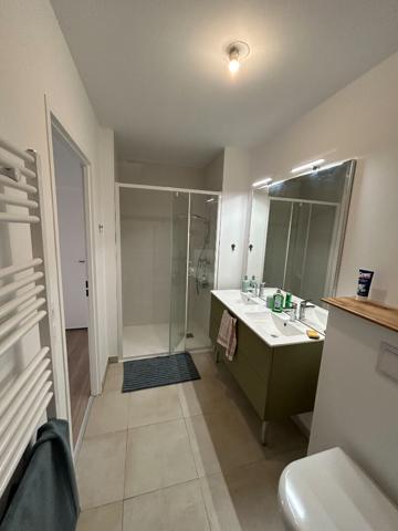 33100 BORDEAUX - APPARTEMENT  MEUBLE TROIS PIECES AVEC TERRASSE ET PLACE DE PARKING