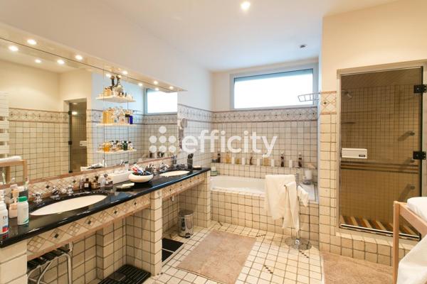 Maison
         6 pièces
        - 300 m² Exclusivité 1 155 000 € *