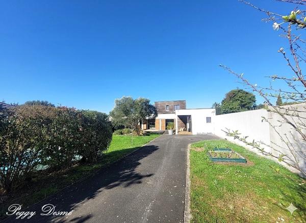 Maison à vendre 6 pièces L'HOUMEAU (17) - 173 m2 - Parcelle de 1100 m2 - 4 chambres, 1 bureau - Piscine chauffée - Double garage