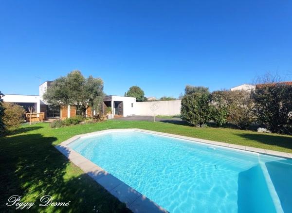 Maison à vendre 6 pièces L'HOUMEAU (17) - 173 m2 - Parcelle de 1100 m2 - 4 chambres, 1 bureau - Piscine chauffée - Double garage