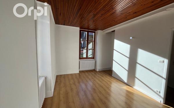 Appartement à louer    3 pièces • 75,28 m2 Saint-Étienne-de-Saint-Geoirs