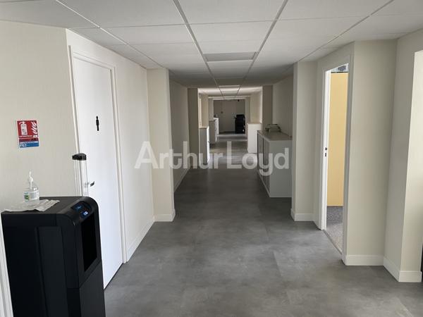 Bureaux à louer ou à vendre à Saint-Nicolas accès rapide grands axes