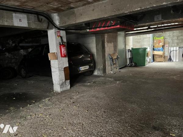 Paris 75018 - Rue Ordener - Ensemble d'emplacements parkings/box et de remises