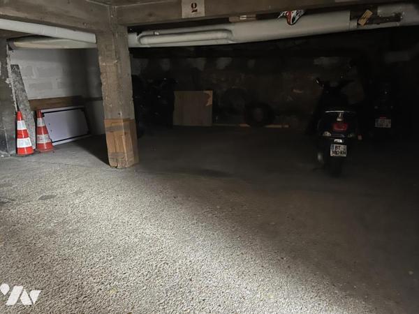 Paris 75018 - Rue Ordener - Ensemble d'emplacements parkings/box et de remises