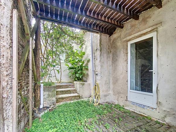 Maison ancienne, idéalement située dans le centre-ville de Chalonnes Sur Loire