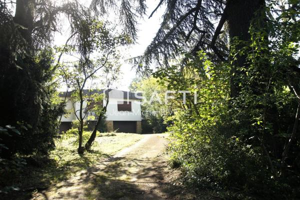 Je vous propose en Exclusivité cette maison à rénover et à fort potentiel sur 2500 m2 de terrain entièrement clos, sans vis-à-vis, implantée sur la commune de Sainte-Foy-Lès-Lyon.