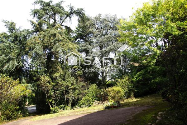 Je vous propose en Exclusivité cette maison à rénover et à fort potentiel sur 2500 m2 de terrain entièrement clos, sans vis-à-vis, implantée sur la commune de Sainte-Foy-Lès-Lyon.