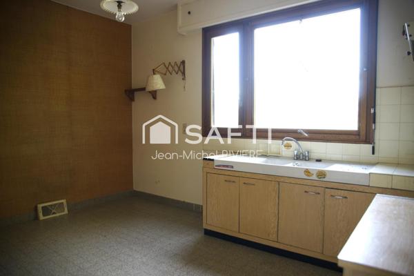 Je vous propose en Exclusivité cette maison à rénover et à fort potentiel sur 2500 m2 de terrain entièrement clos, sans vis-à-vis, implantée sur la commune de Sainte-Foy-Lès-Lyon.