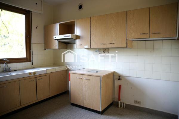 Je vous propose en Exclusivité cette maison à rénover et à fort potentiel sur 2500 m2 de terrain entièrement clos, sans vis-à-vis, implantée sur la commune de Sainte-Foy-Lès-Lyon.