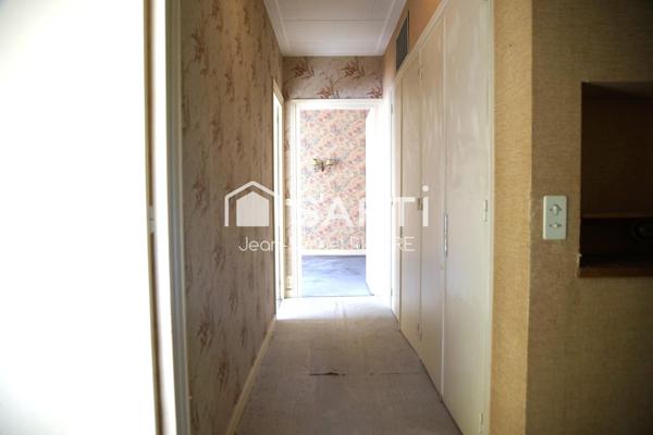 Je vous propose en Exclusivité cette maison à rénover et à fort potentiel sur 2500 m2 de terrain entièrement clos, sans vis-à-vis, implantée sur la commune de Sainte-Foy-Lès-Lyon.