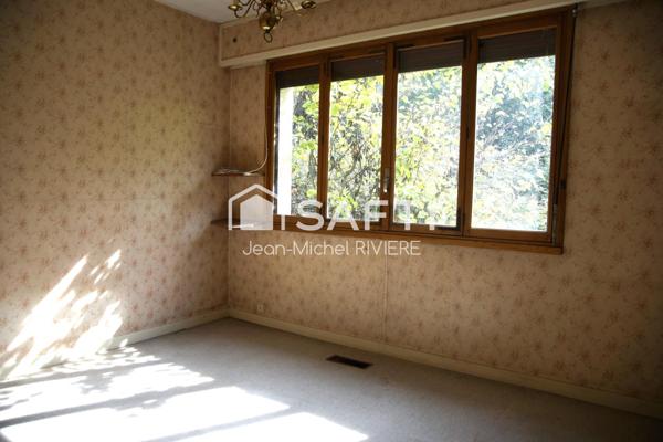 Je vous propose en Exclusivité cette maison à rénover et à fort potentiel sur 2500 m2 de terrain entièrement clos, sans vis-à-vis, implantée sur la commune de Sainte-Foy-Lès-Lyon.