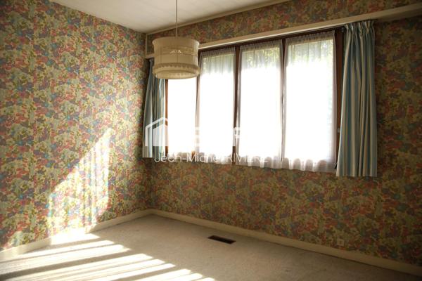 Je vous propose en Exclusivité cette maison à rénover et à fort potentiel sur 2500 m2 de terrain entièrement clos, sans vis-à-vis, implantée sur la commune de Sainte-Foy-Lès-Lyon.