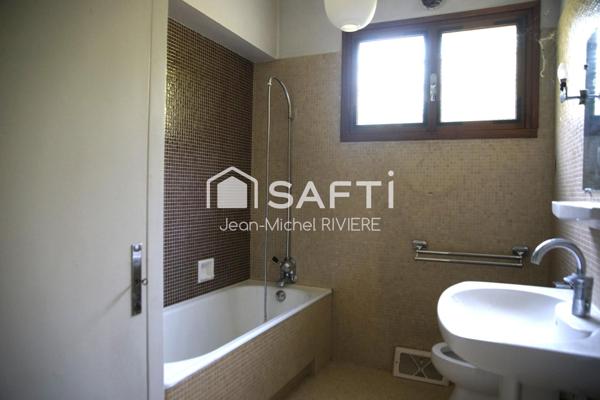 Je vous propose en Exclusivité cette maison à rénover et à fort potentiel sur 2500 m2 de terrain entièrement clos, sans vis-à-vis, implantée sur la commune de Sainte-Foy-Lès-Lyon.