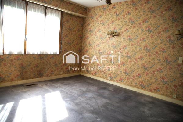 Je vous propose en Exclusivité cette maison à rénover et à fort potentiel sur 2500 m2 de terrain entièrement clos, sans vis-à-vis, implantée sur la commune de Sainte-Foy-Lès-Lyon.