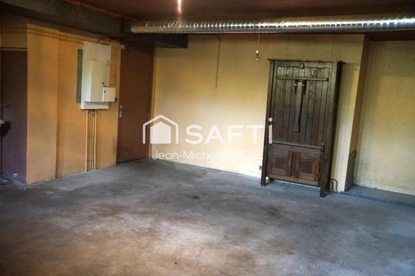 Je vous propose en Exclusivité cette maison à rénover et à fort potentiel sur 2500 m2 de terrain entièrement clos, sans vis-à-vis, implantée sur la commune de Sainte-Foy-Lès-Lyon.