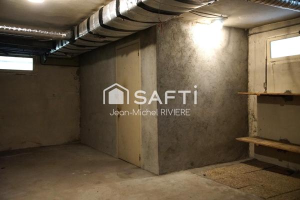 Je vous propose en Exclusivité cette maison à rénover et à fort potentiel sur 2500 m2 de terrain entièrement clos, sans vis-à-vis, implantée sur la commune de Sainte-Foy-Lès-Lyon.