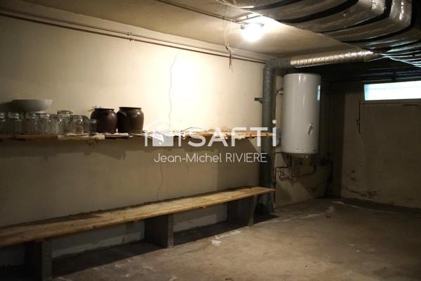 Je vous propose en Exclusivité cette maison à rénover et à fort potentiel sur 2500 m2 de terrain entièrement clos, sans vis-à-vis, implantée sur la commune de Sainte-Foy-Lès-Lyon.