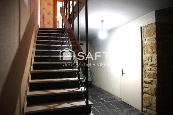 Je vous propose en Exclusivité cette maison à rénover et à fort potentiel sur 2500 m2 de terrain entièrement clos, sans vis-à-vis, implantée sur la commune de Sainte-Foy-Lès-Lyon.