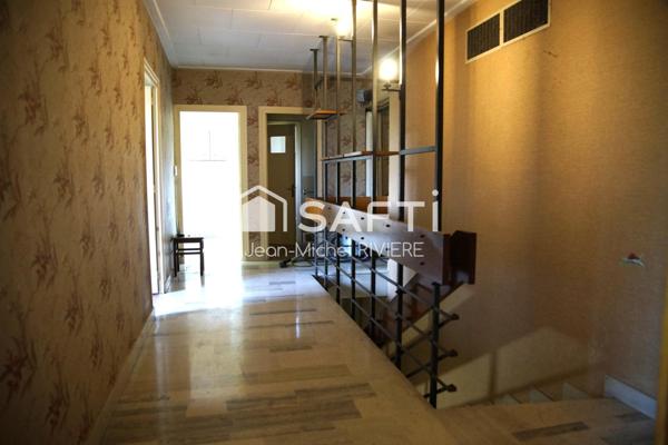 Je vous propose en Exclusivité cette maison à rénover et à fort potentiel sur 2500 m2 de terrain entièrement clos, sans vis-à-vis, implantée sur la commune de Sainte-Foy-Lès-Lyon.