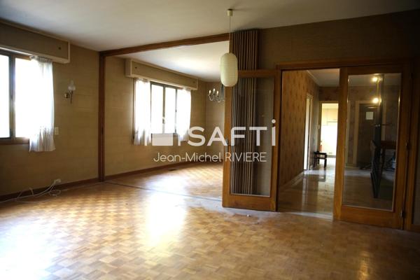 Je vous propose en Exclusivité cette maison à rénover et à fort potentiel sur 2500 m2 de terrain entièrement clos, sans vis-à-vis, implantée sur la commune de Sainte-Foy-Lès-Lyon.