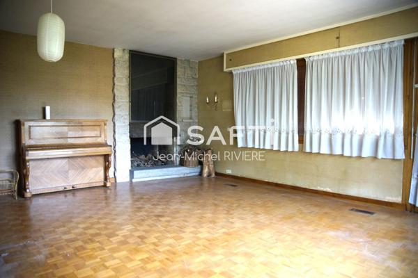 Je vous propose en Exclusivité cette maison à rénover et à fort potentiel sur 2500 m2 de terrain entièrement clos, sans vis-à-vis, implantée sur la commune de Sainte-Foy-Lès-Lyon.