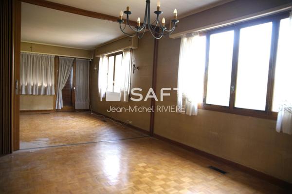 Je vous propose en Exclusivité cette maison à rénover et à fort potentiel sur 2500 m2 de terrain entièrement clos, sans vis-à-vis, implantée sur la commune de Sainte-Foy-Lès-Lyon.