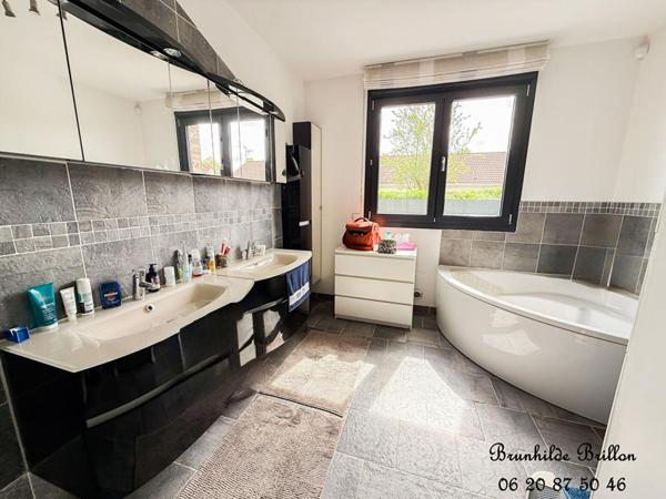 Pavillon 215m², 3 chambres, bureau, garage, piscine, jardin