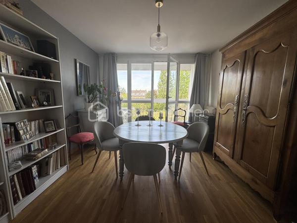 Fabien CHARLES BSK Immobilier vous propose à la vente. Secteur Les Jardins (proche de la rue de Paris) à Compiègne, à proximité des commerces, transports ainsi que des écoles, appartement de 92 m2 au second étage dans résidence de 3 étages avec gardien, situé dans une zone calme et proche d'un parc entretenu. 
Vous serez séduit par cet appartement disposant d'un très bel espace de vie de plus de 30 m2  baigné de lumière par deux balcons à chaque extrémité, d'une cuisine équipée / aménagée, de deux chambres de beau volume avec rangement, d'une salle de bains avec double vasque et de WC indépendants. 
Une cave est également comprise. 
A proximité immédiate, possibilité de louer des boxes.
Ce bien est très bien entretenu, pas de travaux à prévoir, parquet sur l'intégralité de la superficie excepté la SDB, dispose de la fibre optique et d'huisseries en double vitrage PVC.
Une visite s'impose ! N'hésitez pas !!!