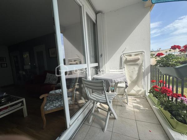 Fabien CHARLES BSK Immobilier vous propose à la vente. Secteur Les Jardins (proche de la rue de Paris) à Compiègne, à proximité des commerces, transports ainsi que des écoles, appartement de 92 m2 au second étage dans résidence de 3 étages avec gardien, situé dans une zone calme et proche d'un parc entretenu. 
Vous serez séduit par cet appartement disposant d'un très bel espace de vie de plus de 30 m2  baigné de lumière par deux balcons à chaque extrémité, d'une cuisine équipée / aménagée, de deux chambres de beau volume avec rangement, d'une salle de bains avec double vasque et de WC indépendants. 
Une cave est également comprise. 
A proximité immédiate, possibilité de louer des boxes.
Ce bien est très bien entretenu, pas de travaux à prévoir, parquet sur l'intégralité de la superficie excepté la SDB, dispose de la fibre optique et d'huisseries en double vitrage PVC.
Une visite s'impose ! N'hésitez pas !!!