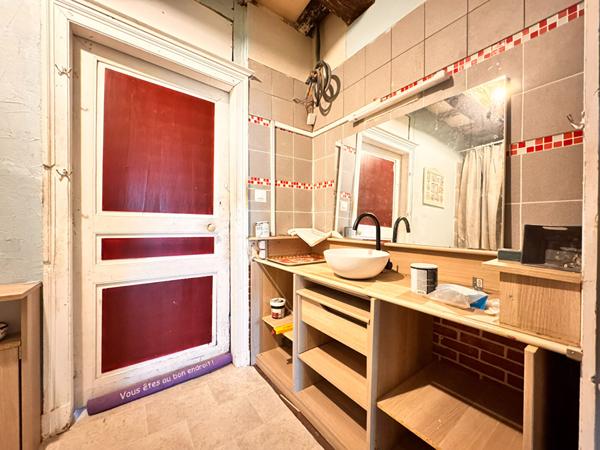 A VENDRE ENSEMBLE IMMOBILIER DE PLUS DE 350M² AVEC TERRAIN A FINIR DE RESTAURER.