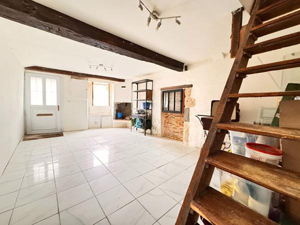 A VENDRE ENSEMBLE IMMOBILIER DE PLUS DE 350M² AVEC TERRAIN A FINIR DE RESTAURER.