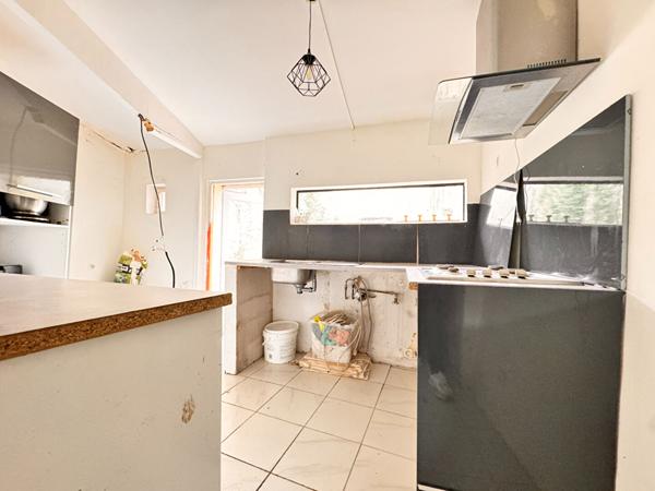 A VENDRE ENSEMBLE IMMOBILIER DE PLUS DE 350M² AVEC TERRAIN A FINIR DE RESTAURER.