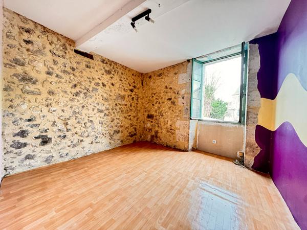 A VENDRE ENSEMBLE IMMOBILIER DE PLUS DE 350M² AVEC TERRAIN A FINIR DE RESTAURER.