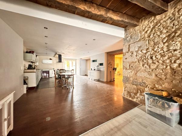 A VENDRE ENSEMBLE IMMOBILIER DE PLUS DE 350M² AVEC TERRAIN A FINIR DE RESTAURER.