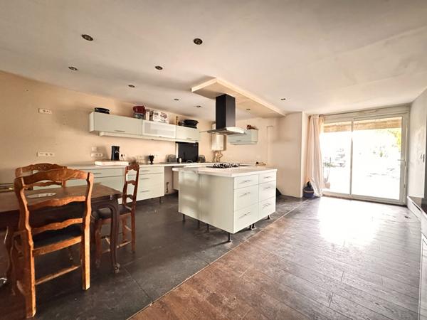 A VENDRE ENSEMBLE IMMOBILIER DE PLUS DE 350M² AVEC TERRAIN A FINIR DE RESTAURER.