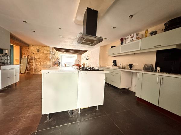 A VENDRE ENSEMBLE IMMOBILIER DE PLUS DE 350M² AVEC TERRAIN A FINIR DE RESTAURER.