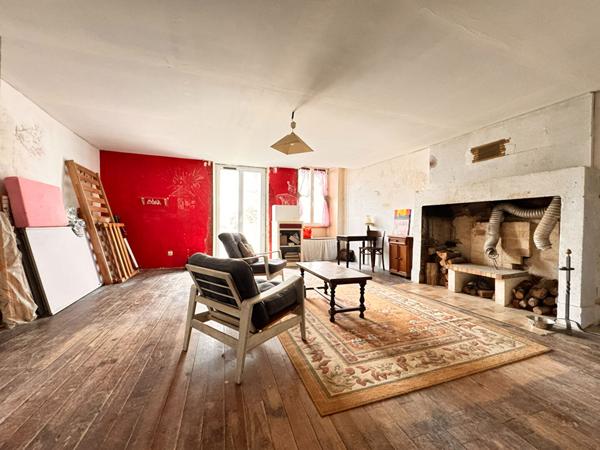 A VENDRE ENSEMBLE IMMOBILIER DE PLUS DE 350M² AVEC TERRAIN A FINIR DE RESTAURER.