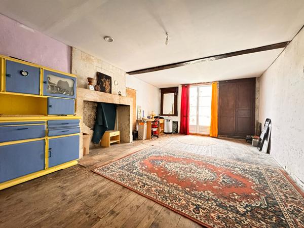 A VENDRE ENSEMBLE IMMOBILIER DE PLUS DE 350M² AVEC TERRAIN A FINIR DE RESTAURER.